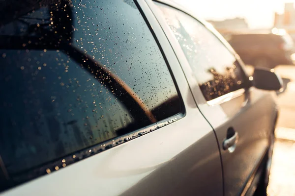 Мокрий автомобіль після прання — стокове фото