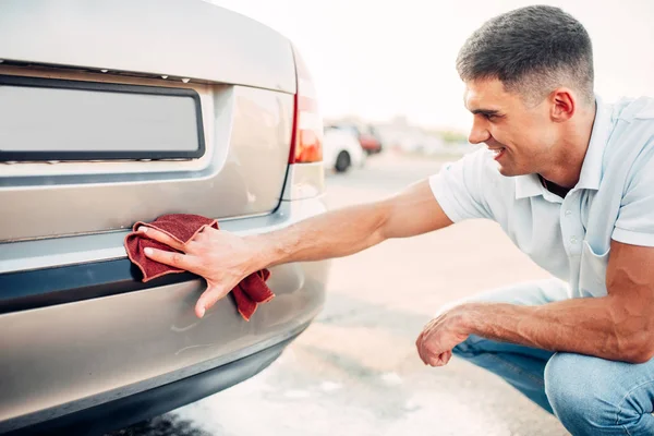 Hombre lavado coche — Foto de Stock