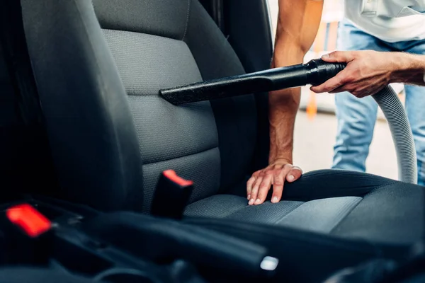 Hombre limpieza interior del coche — Foto de Stock