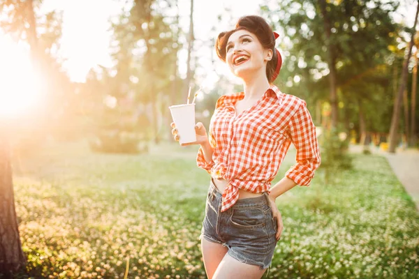 Mujer joven con maquillaje pin-up y peinado — Foto de Stock