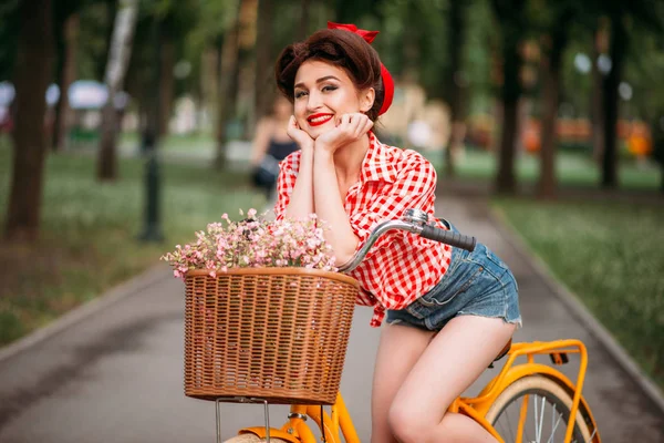 Jovem com maquiagem pin-up e penteado — Fotografia de Stock