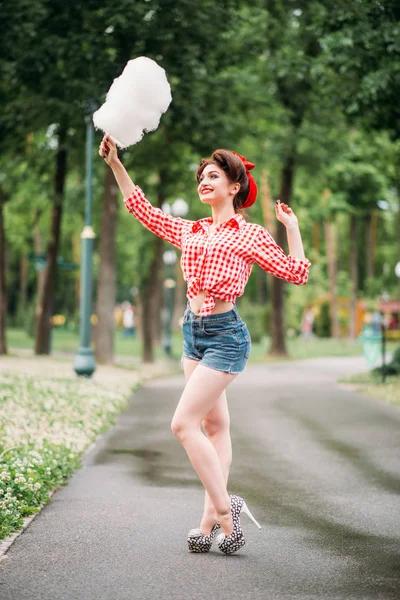 Mujer joven con maquillaje pin-up y peinado — Foto de Stock