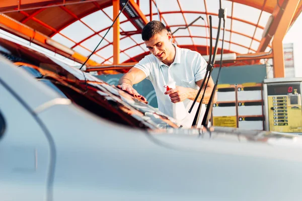 Hombre pulido coche — Foto de Stock