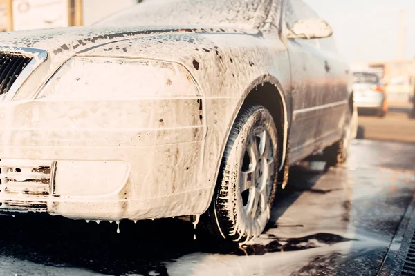 Wet vehicle in foam — Stock Photo, Image