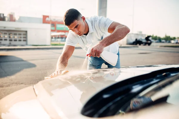 Hombre pulido coche — Foto de Stock