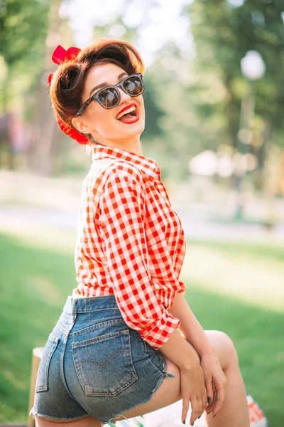 Mujer joven con maquillaje pin-up y peinado — Foto de Stock