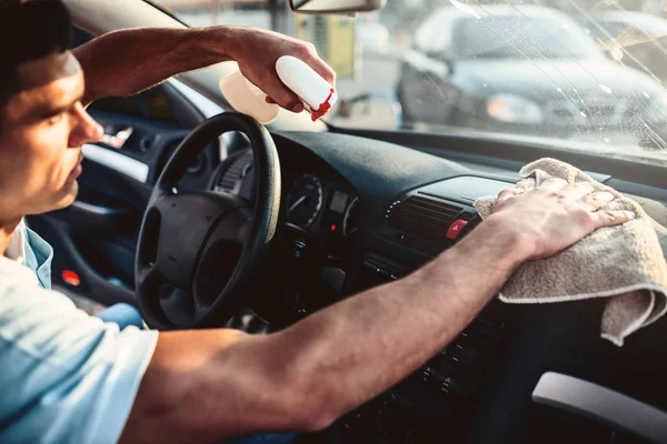 Mann reinigt Auto-Innenraum — Stockfoto