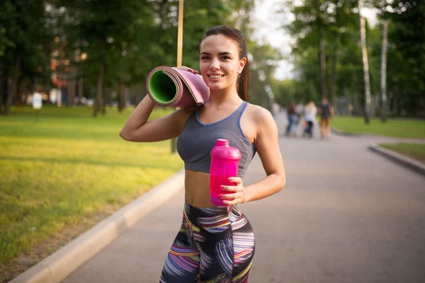 Jeune femme sportive en vêtements de sport — Photo