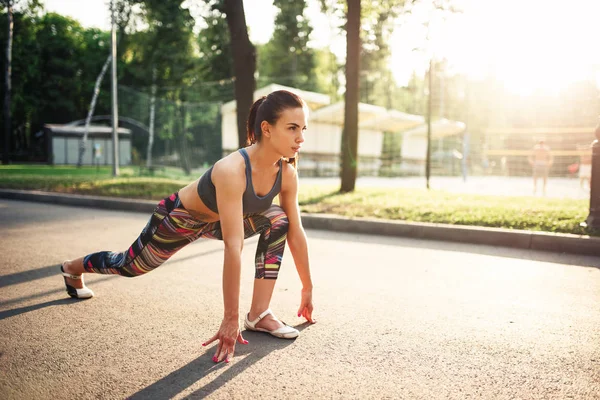 Sportliche Frau turnt im Park — Stockfoto