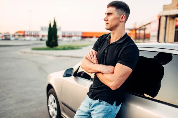 Hombre de pie cerca del coche — Foto de Stock