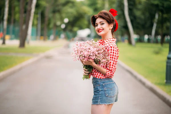 Jovem com maquiagem pin-up e penteado — Fotografia de Stock