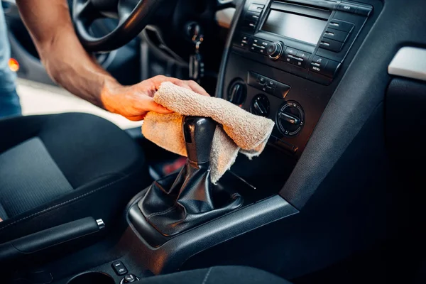 Hombre limpieza interior del coche —  Fotos de Stock