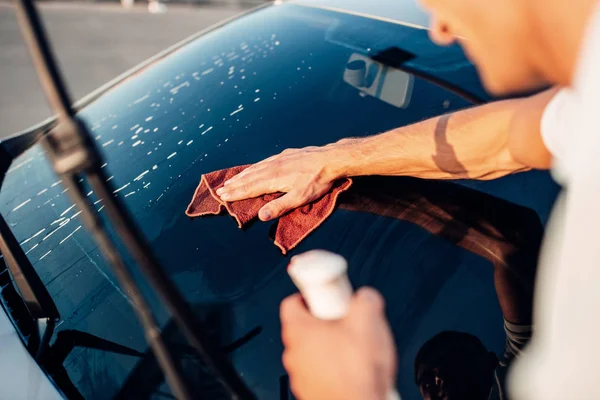 Muž mytí auta — Stock fotografie