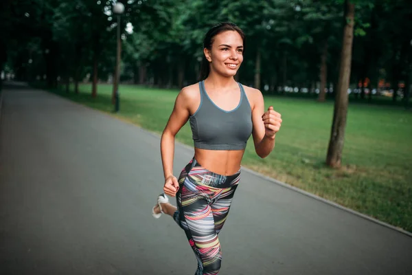 Femme jogging dans le parc — Photo