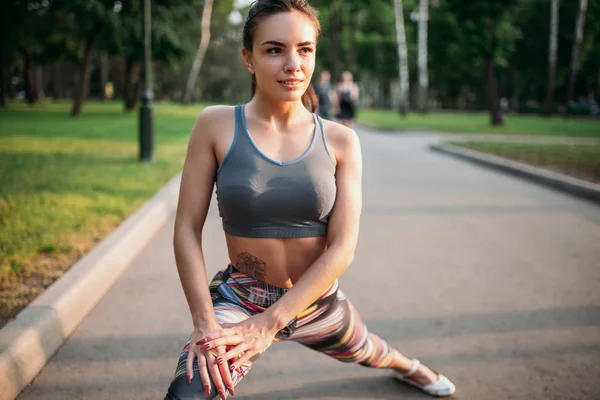 Athletic woman exercising in park — Stock Photo, Image