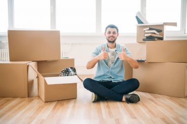 karton kutular oturan adam