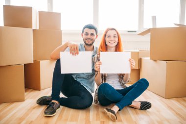 Yeni dairende çift ile karton kutular