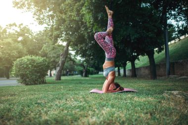 kafasına duran genç kadın