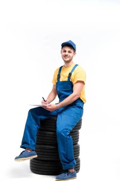 Mechanik w niebieskim mundurze — Zdjęcie stockowe