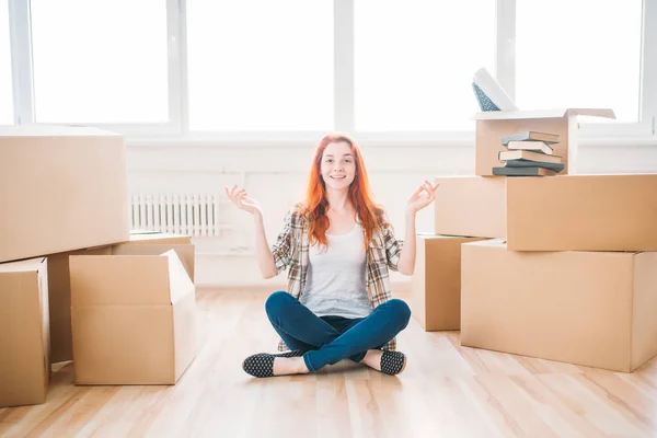 Donna seduta vicino alle scatole nel nuovo appartamento — Foto Stock