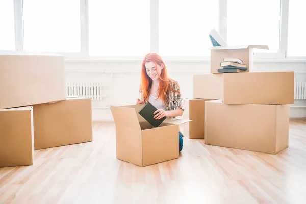 Mujer desembalaje en nuevo apartamento — Foto de Stock