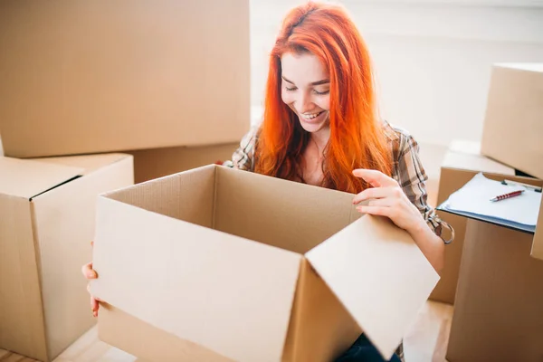 Woman unpacking in new apartment — Stock Photo, Image