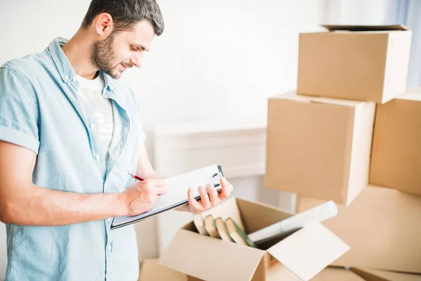 Man unpacking in new apartment — Stock Photo, Image
