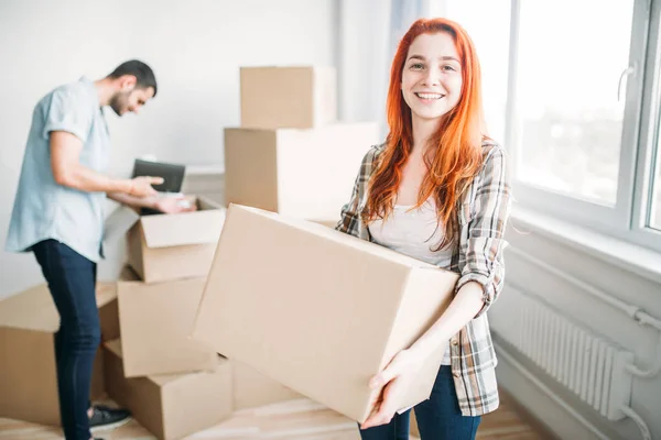 Happy couple unpacking in new apartment — Stock Photo, Image