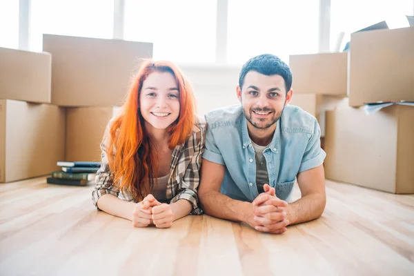 Couple with cardboard boxes in new apartment — Stock Photo, Image