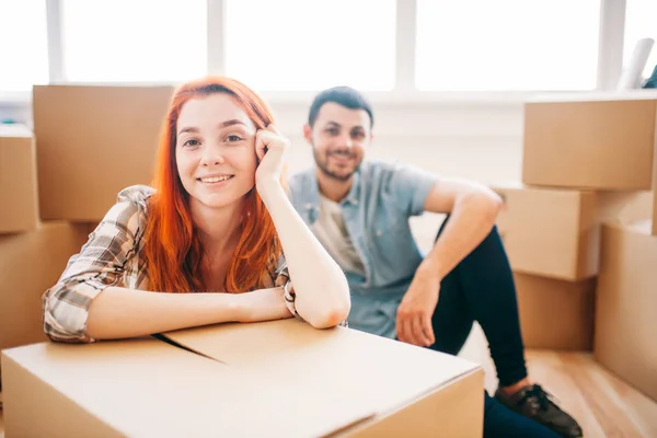 Happy couple unpacking in new apartment — Stock Photo, Image