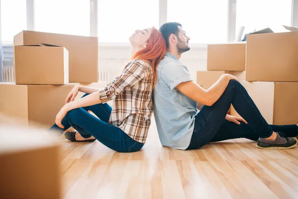 Couple with cardboard boxes in new apartment — Stock Photo, Image
