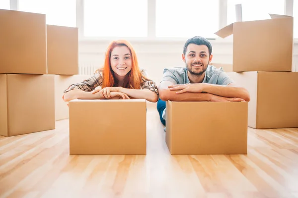 Couple with cardboard boxes in new apartment — Stock Photo, Image