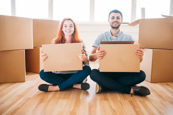 Couple with cardboard boxes in new apartment — Stock Photo, Image