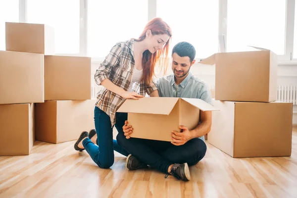 Feliz pareja desembalaje en nuevo apartamento — Foto de Stock