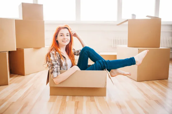 Женщина сидит в картонной коробке — стоковое фото