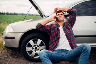 adam araba acil servisine arıyor