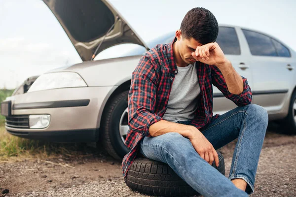 Vermoeid mens en gebroken auto — Stockfoto