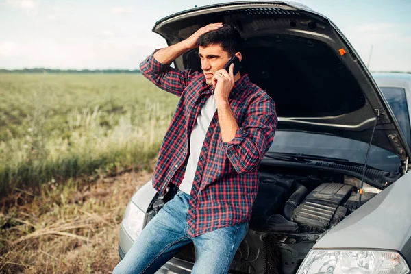 Man calling to car emergency service — Stock Photo, Image