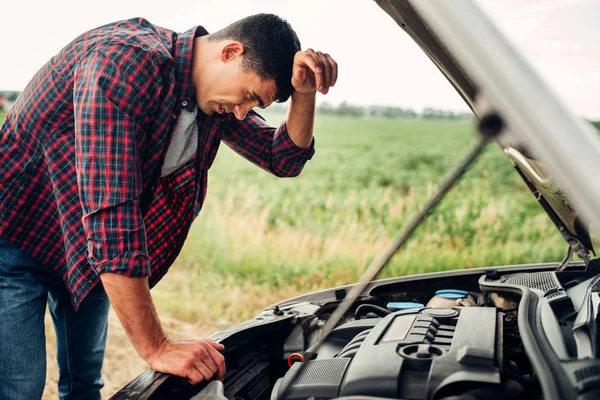 Man trying to repair broken car — Stock Photo, Image