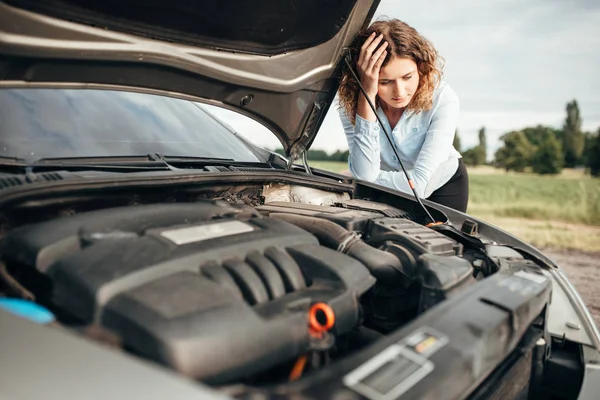 Müde Frau und kaputtes Auto — Stockfoto