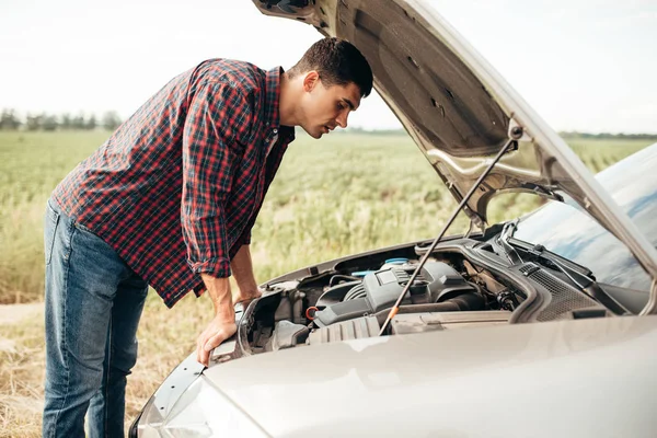 Man trying to repair broken car — Stock Photo, Image