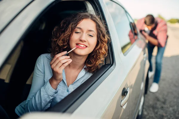 Mulher dirigindo e homem empurrando carro — Fotografia de Stock