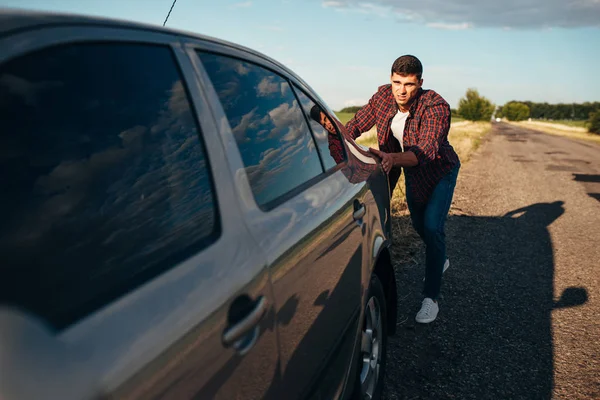 Man pushing broken car — Stock Photo, Image