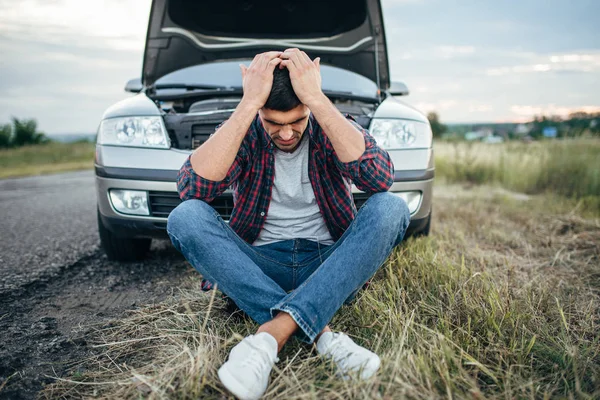 Trött man och trasiga bil — Stockfoto