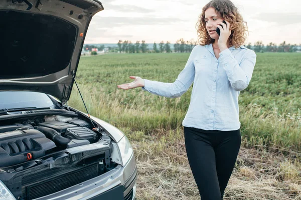 Mujer llamando al servicio de emergencia del coche — Foto de Stock