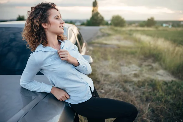Lycklig kvinna nära bil — Stockfoto