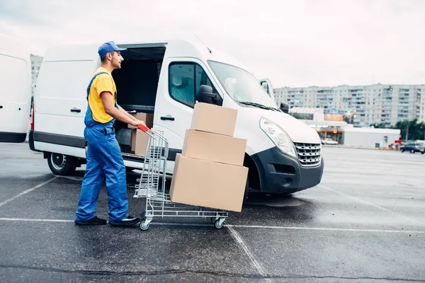 Manliga courier i uniform — Stockfoto