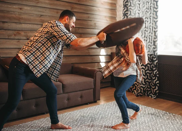 Hombre golpeando mujer con almohada — Foto de Stock