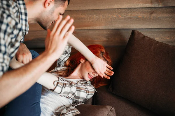 Young man beating woman — Stock Photo, Image