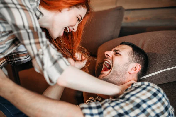 Joven mujer golpeando hombre — Foto de Stock